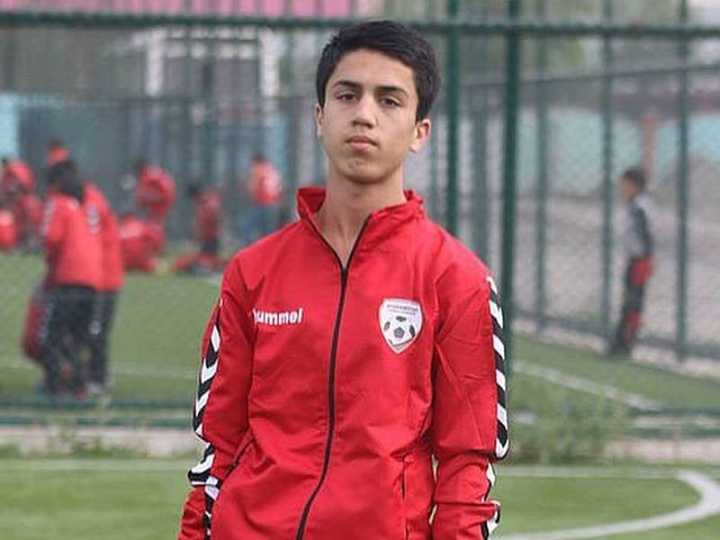 Fotbalista Zaki Anwari zemřel při útěku z Kábulu.