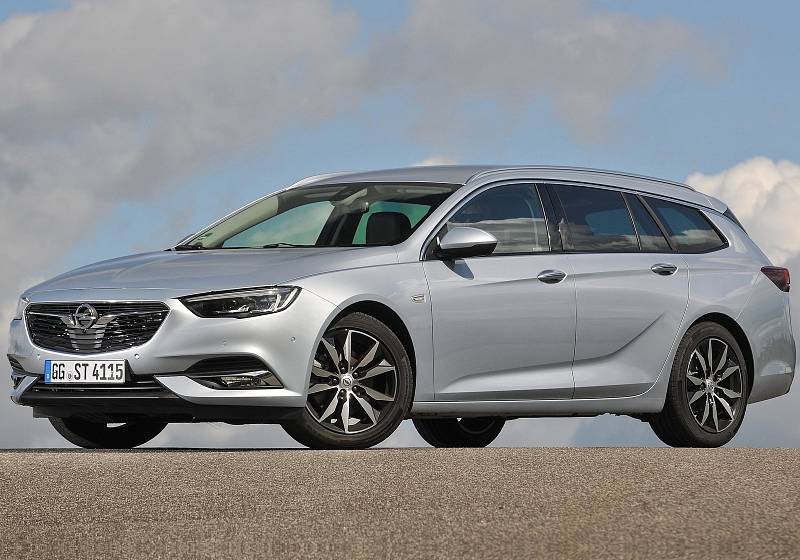 Opel Insignia Sportsourer má cenovku od 564 990 Kč. Lze do ní naložit 560 - 1665 litrů