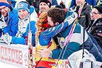 Gabriela Koukalová v cíli vítězného závodu v Ruhpoldingu v objetí s manželem Petrem.