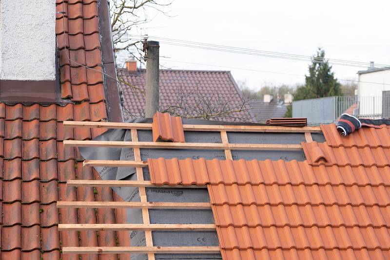 Mnoho prací se dá zvládnout svépomocí, ale například na rekonstrukci střechy je lepší, pozvat odborníky.
