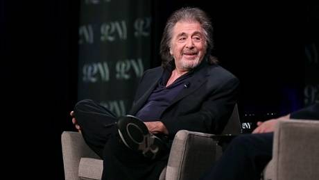 Al Pacino se ve svých 83 letech stane počtvrté otcem. 