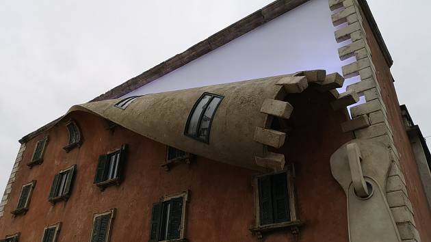 Na design weeku v Miláně obřím zipsem Alex Chinneck rozepnul fasádu domu