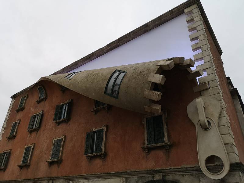 Na design weeku v Miláně obřím zipsem Alex Chinneck rozepnul fasádu domu