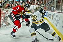 Duncan Keith (Chicago Blackhawks) a Brad Marchand (Boston Bruins) v souboji o puk ve druhém utkání finále play off NHL. 