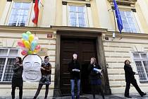 Iniciativa Za svobodné vysoké školy uspořádala 30. března před ministerstvem školství v Praze happening nazvaný "Loučíme se s ministrem" v souvislosti s demisí ministra školství Josefa Dobeše.