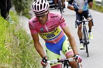 Alberto Contador v růžovém trikotu pro lídra Gira d'Italia.