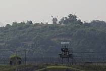 Strážní věže KLDR (v pozadí) a Jižní Koreje na hranici obou zemí na snímku z 16. června 2020