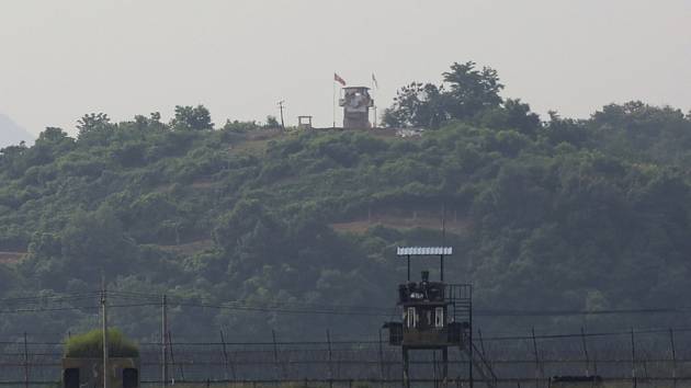Strážní věže KLDR (v pozadí) a Jižní Koreje na hranici obou zemí na snímku z 16. června 2020