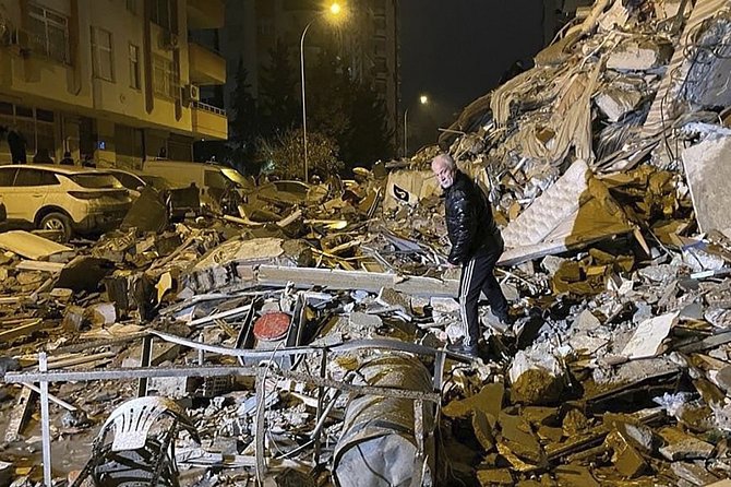 Následky zemětřesení ve městě Diyarbakir v Turecku, 6. února 2023