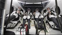 Ve vodách poblíž Floridy krátce po půl půl páté ranní přistála vesmírná loď Crew Dragon společnosti SpaceX se čtyřmi astronauty, kteří strávili posledních 200 dní na Mezinárodní vesmírné stanici (ISS)