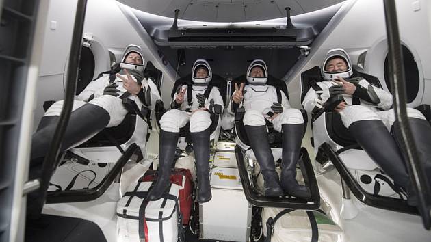 Ve vodách poblíž Floridy krátce po půl půl páté ranní přistála vesmírná loď Crew Dragon společnosti SpaceX se čtyřmi astronauty, kteří strávili posledních 200 dní na Mezinárodní vesmírné stanici (ISS)