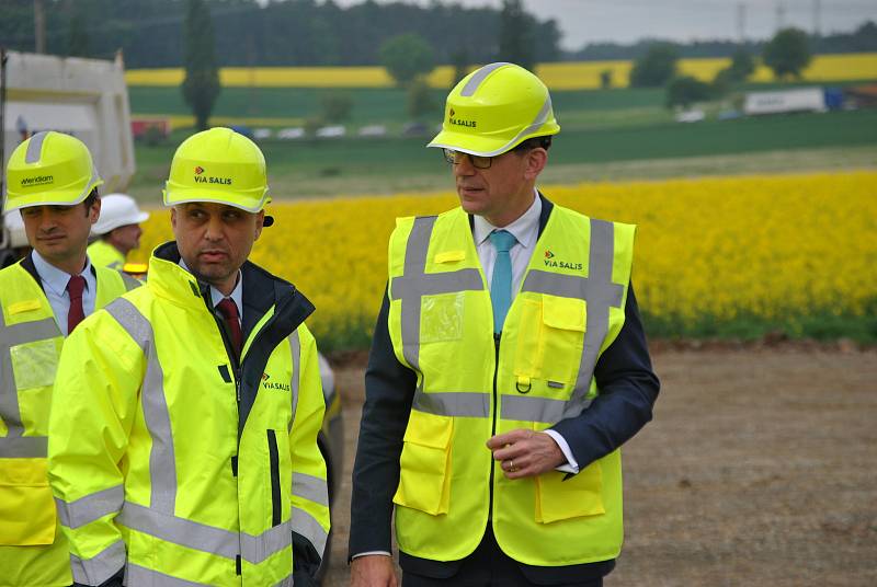 Ministr dopravy Martin Kupka (ODS) se přijel podívat, jak pokračuje výstavba  úseku dálnice D4 mezi Příbramí a Pískem.