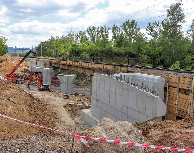 Železniční most, který převádí koleje přes silnici druhé třídy č. 258 z Duchcova do Želének a dál do Hostomic.