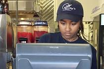 Mladší dcera amerického prezidenta Baracka Obamy Sasha si našla brigádu v restauraci v restauraci na ostrůvku Martha´s Vineyard.