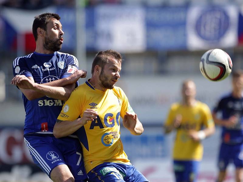 Michal Ordoš z Olomouce (vlevo) proti Teplicím.