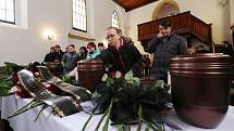 Velká tragédie se stala na začátku letošního roku ve Vejprtech na Chomutovsku. Při tragickém požáru ve Vejprtech v domově pro postižené zemřelo osm lidí, tři desítky lidí byly zraněny. Pohřeb se konal v místním kostele.