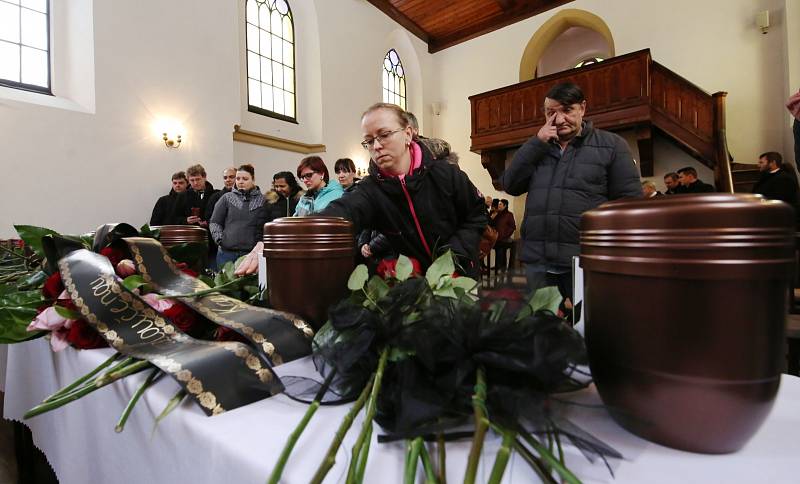 Velká tragédie se stala na začátku letošního roku ve Vejprtech na Chomutovsku. Při tragickém požáru ve Vejprtech v domově pro postižené zemřelo osm lidí, tři desítky lidí byly zraněny. Pohřeb se konal v místním kostele.