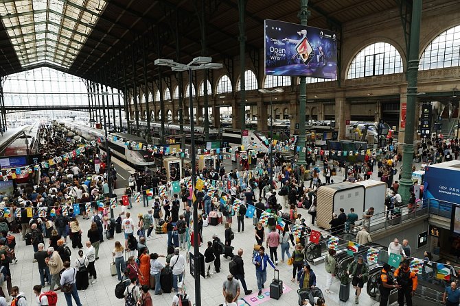 Francouzská železnice se stala terčem útoku žhářů. Spoje nabraly zpoždění.