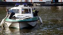 Malá pracovní loď se po nárazu s parníkem potopila 28. dubna odpoledne ve středu Prahy na Vltavě. Na místě museli zasahovat i potápěči.