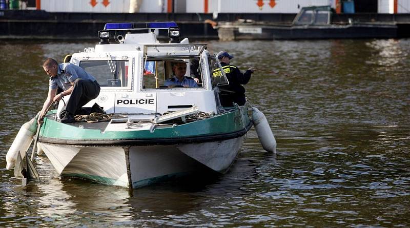 Malá pracovní loď se po nárazu s parníkem potopila 28. dubna odpoledne ve středu Prahy na Vltavě. Na místě museli zasahovat i potápěči.