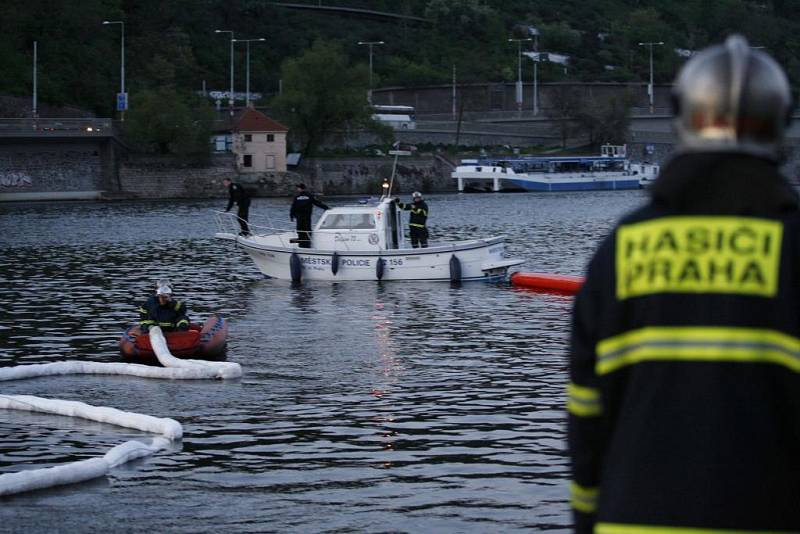 Malá pracovní loď se po nárazu s parníkem potopila 28. dubna odpoledne ve středu Prahy na Vltavě. Na místě museli zasahovat i potápěči.