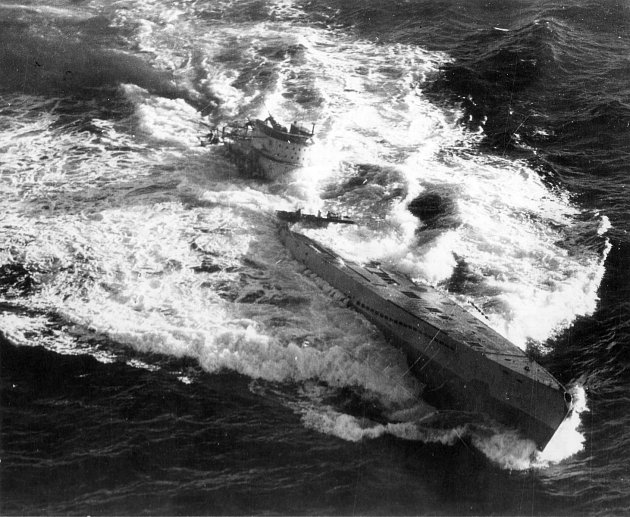 Německá ponorka U-185 se potápí po kombinovaném útoku několika letadel z eskortní lodi amerického námořnictva Core. Incident přežilo 25 mužů z U-185 a devět z dříve potopené U-604, kteří byli na palubě U-185. Zachráněni byli 24. srpna 1943