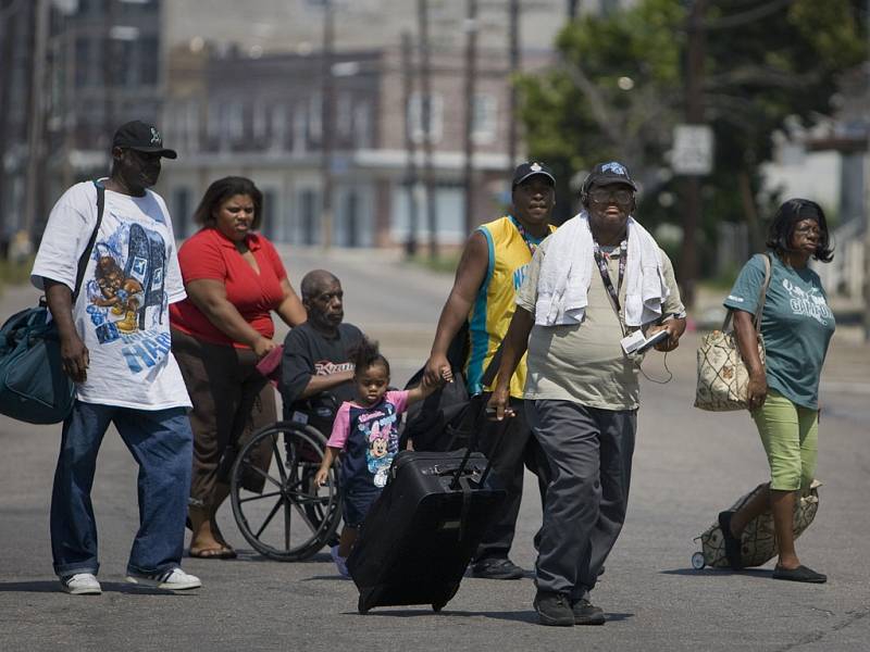 New Orleans se vylidňuje, obyvatelé míří do bezpečí. Pokud hurikán Gustav nezmění směr svého postupu nad oceánem, město jím bude zpustošeno.