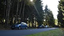 Kolony aut jsou podél lesů po celý týden. Během víkendu až v řádu stovek.