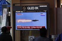 Lidé na železniční stanici v Soulu sledují na televizní obrazovce střelu vypálenou armádou KLDR