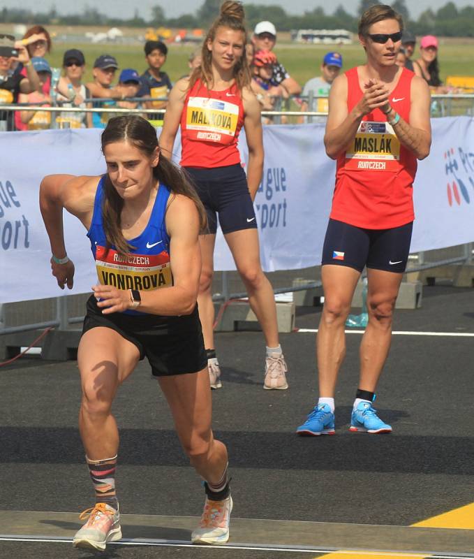 Lada Vondrová při štafetovém závodě Elite Runway Run.