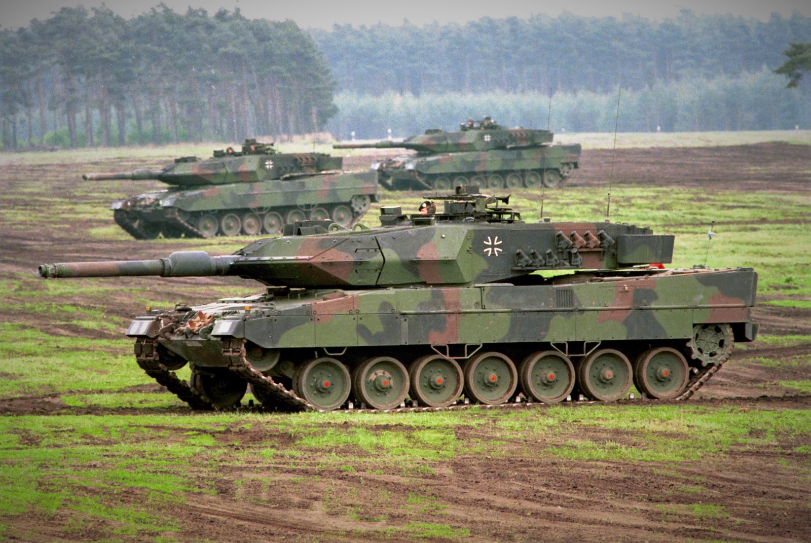 Západní tanky válcují sovětské, ukázali už v 90. letech Švédi v nenápadném  testu - Deník.cz
