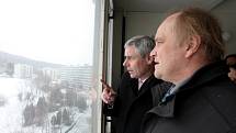 Ministr pro lidská práva a národnostní menšiny Michael Kocáb navštíávil mosteckou lokalitu Janov a podíval se i do tamních ubytoven a na sídliště, kde žijí sociálně slabé rodiny.