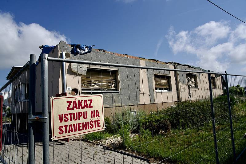 Obec Lužice na Hodonínsku rok po tornádu. Obnova pokračuje.