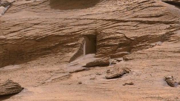 Zvláštní útvar na povrchu Marsu připomíná mimozemskou bránu.