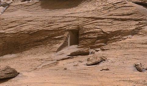 Zvláštní útvar na povrchu Marsu připomíná mimozemskou bránu