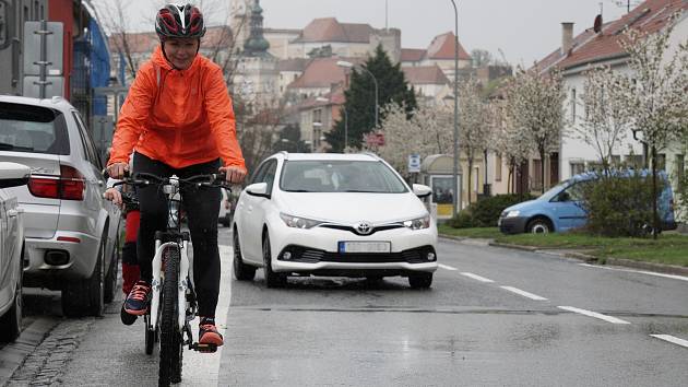 Test předjíždění cyklistů v Mikulově na Břeclavsku.