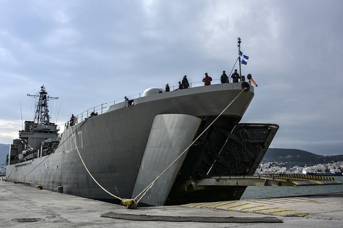 Řecká vojenská loď kotví v přístavu Mytiléna 4. března 2020.