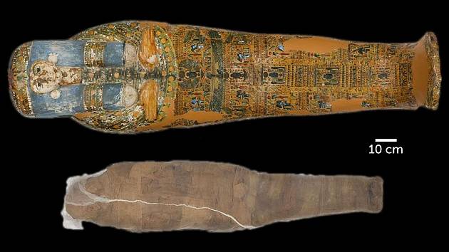 Dekorativně zdobená rakev k bahnem obalené mumii nepatřila