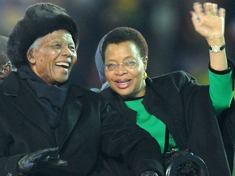 Nelson Mandela byl čestným hostem na mistrovství světa 2010 (na snímku s manželkou Gracou Machelovou)