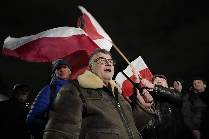 Příznivci politické strany Právo a spravedlnost 20. prosince protestovali ve Varšavě proti krokům nové proevropské vlády, která se snaží osvobodit média od politické kontroly