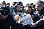 Herečka Julija Pěresild na snímku po přistání návratové kapsle Sojuz MS-18 s kosmonautem Roskosmos Olegem Novitským a režisérem Klimem Šipenkem z filmového štábu Vyzov (Výzva) v Kazachstánu