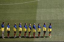 Fotbalisté zahalení do ukrajinských vlajek před zahájením ligové soutěže.