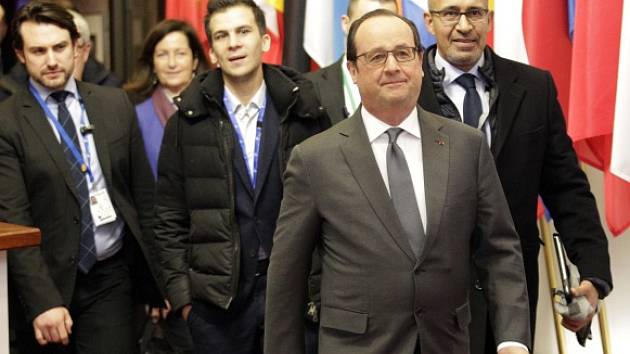 Účastníci bruselskéhu summitu, v popředí francouzský prezident Hollande.