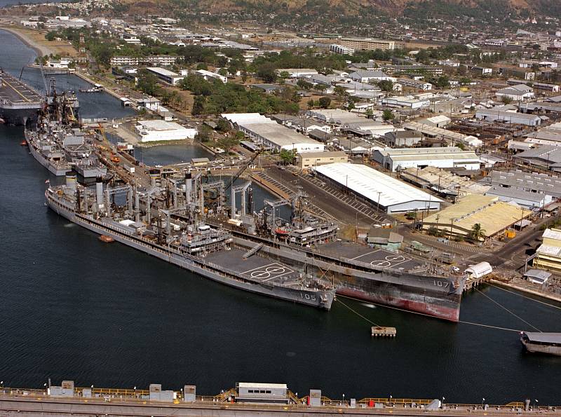 Americké vojenské lodě, kotvící na Filipínách v docích určených k opravě lodí dne 2. ledna 1987