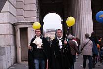 Žlutá, a nebo také černá. Lidovcům fandí hlavně podnikatelé, ale před císařským Hofburgem i muži, kteří v historických kostýmech lákali turisty na Mozarta. 