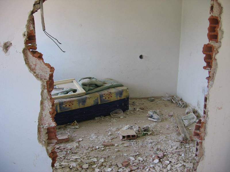 Pavlačový "dům hrůzy" v centru Vsetína zbourali na podzim 2006. Romské rodiny přestěhovali na Poschlou na okraj města.