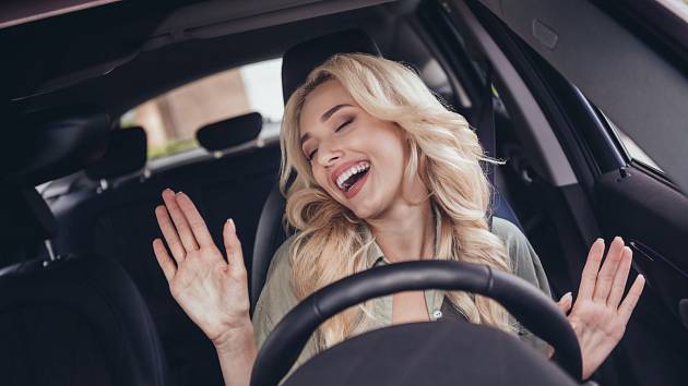 Umírněné zpívání si v autě může pomoci při soustředění se na jízdu.