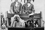 Královská svatba. Chvíli poté, co si Diana a Charles vyměnili svatební sliby, vyšli z katedrály svatého Pavla pozdravit jásající veřejnost.