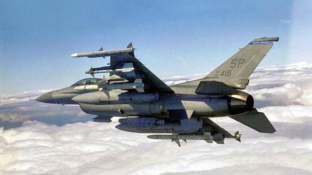 Jedna z amerických stíhaček F-16C, jež v Zálivu operovaly jako tak divoké lasičky, tedy speciální letouny určené pro boj s radary protivzdušné obrany protivníka. Konkrétně tento stroj je vybaven střelami Amraam na konci křídel a protiradarovými raketami.