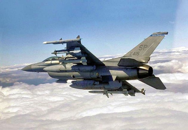 Jedna z amerických stíhaček F-16C, jež v Zálivu operovaly jako tzv. divoké lasičky, tedy speciální letouny určené pro boj s radary protivzdušné obrany protivníka. Konkrétně tento stroj je vybaven střelami Amraam na konci křídel a protiradarovými raketami